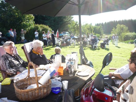 Man drikker kaffe og nyder musikken